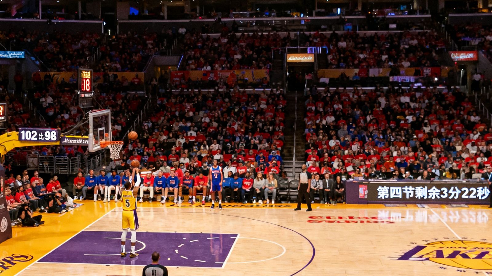 洛杉矶湖人对阵波士顿凯尔特人的NBA篮球直播画面，斯台普斯中心座无虚席，湖人队球员正在执行罚球，记分牌显示102比98，第四节剩余3分22秒，画面色彩饱满层次分明。